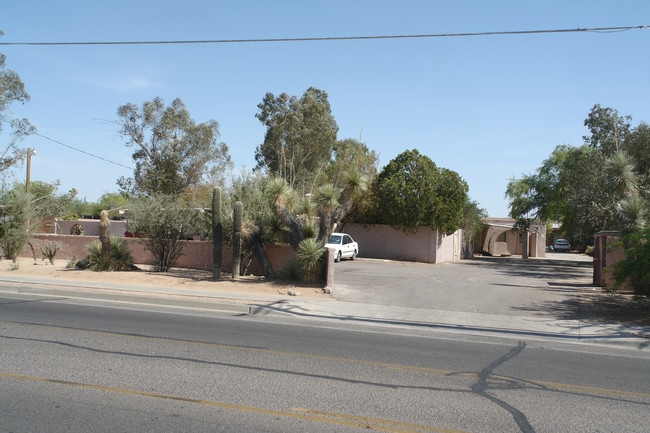 241-243 W Roger Rd in Tucson, AZ - Foto de edificio - Building Photo