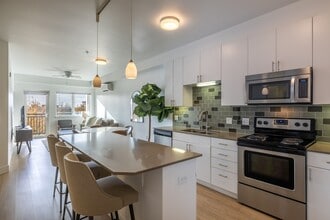 Urbana in Seattle, WA - Foto de edificio - Building Photo