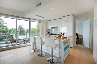 1500-1500 Martin St in White Rock, BC - Building Photo - Building Photo