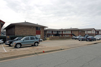 Summit Gardens Apartments in Oklahoma City, OK - Building Photo - Building Photo