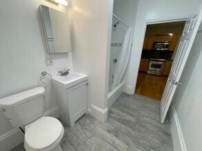 35 Cameron Ave, Unit 2 in Somerville, MA - Foto de edificio - Building Photo