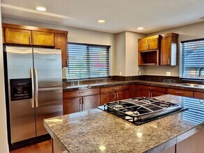 17285 SW Whitley Way in Beaverton, OR - Foto de edificio - Building Photo