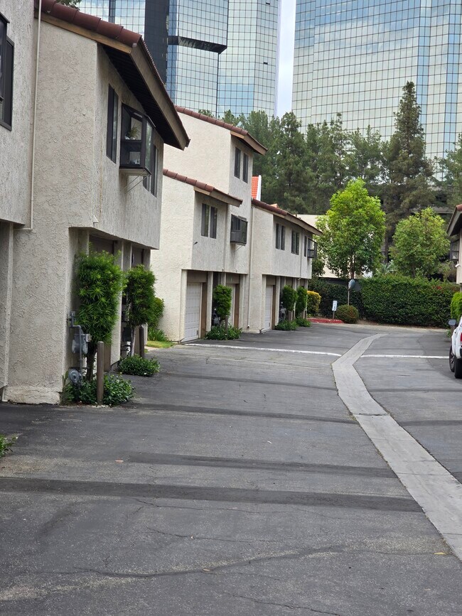 5800 Owensmouth Ave, Unit 21 in Woodland Hills, CA - Building Photo - Building Photo