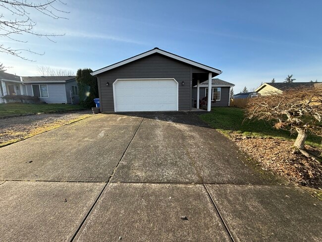 571 SE Mountain View Rd in Estacada, OR - Foto de edificio - Building Photo