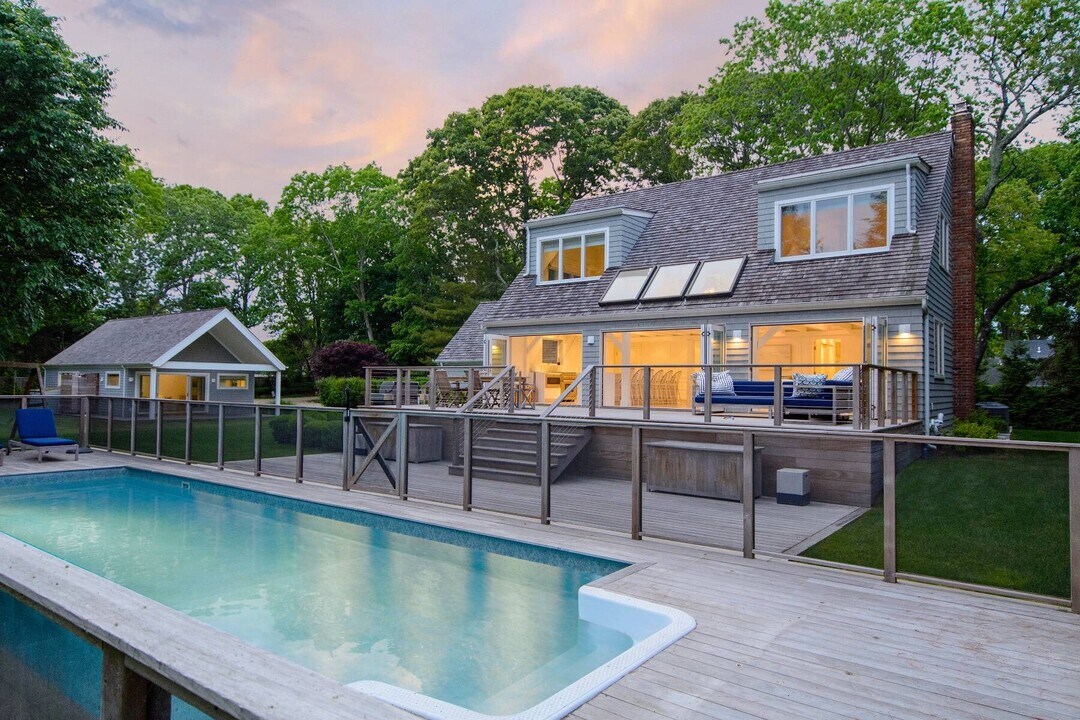 27 Montauk Hwy in East Hampton, NY - Building Photo