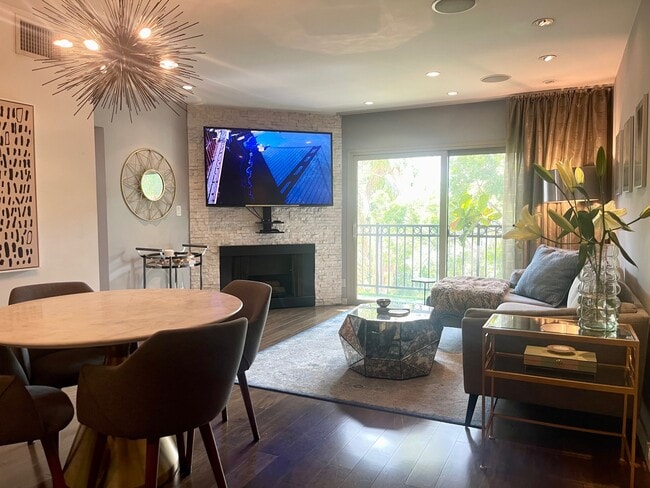 141 S Clark Dr, Unit 423 in West Hollywood, CA - Foto de edificio - Building Photo