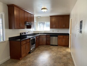 884 Bing Dr in Santa Clara, CA - Building Photo - Interior Photo