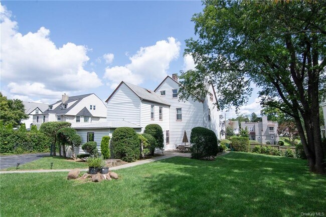 81 Woodland Ave-Unit -2 in New Rochelle, NY - Building Photo - Building Photo