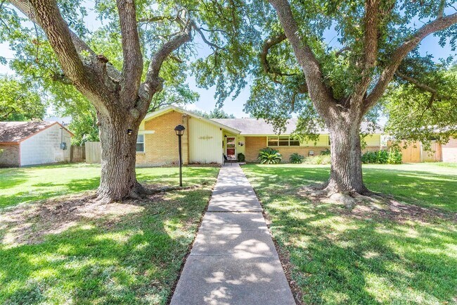 11 10th Ave N in Texas City, TX - Building Photo - Building Photo