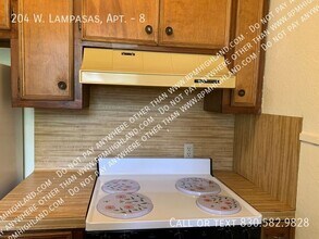 204 W Lampasas St-Unit -8 in Llano, TX - Foto de edificio - Building Photo