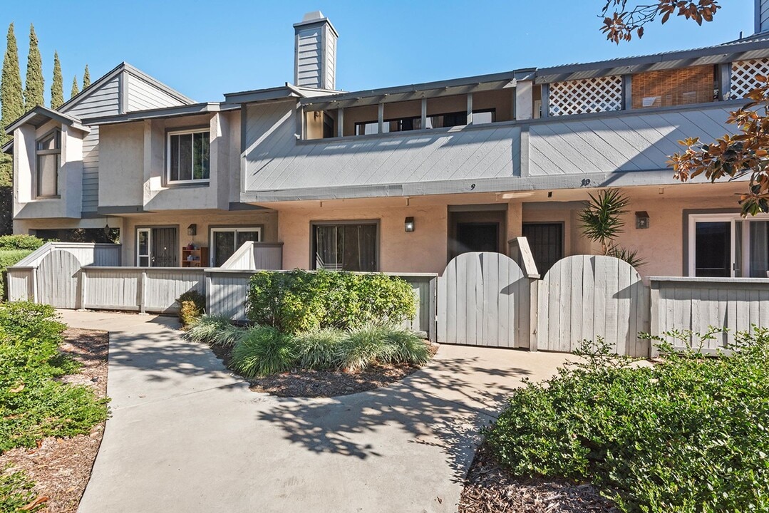 2135 E Valley Pky in Escondido, CA - Building Photo