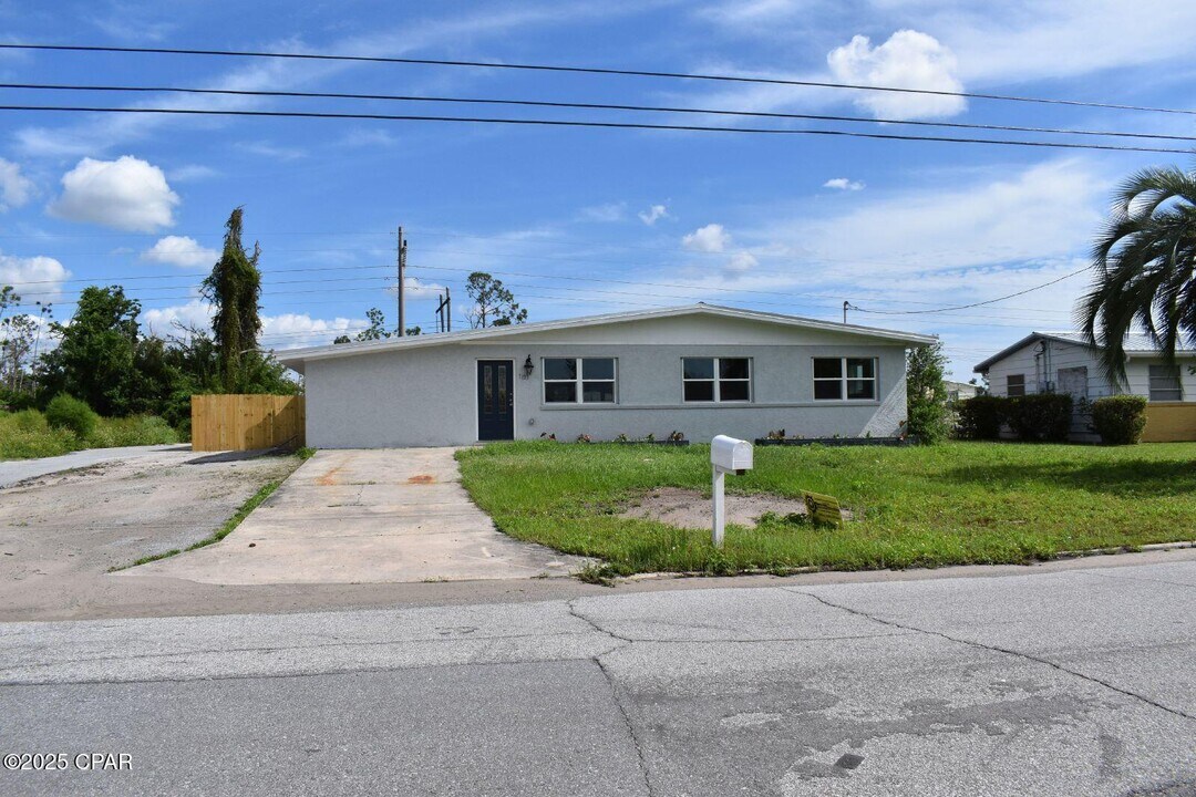 1123 Lindenwood Dr in Panama City, FL - Building Photo