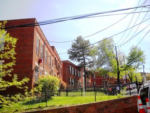 Danbury Apartments in Washington, DC - Foto de edificio - Building Photo