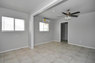 8127 Colonial Ln in Houston, TX - Building Photo - Building Photo