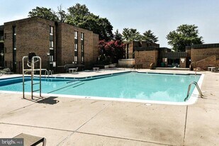 7802 Dassett Ct in Annandale, VA - Building Photo