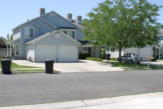 Downs Meadows in Logan, UT - Foto de edificio - Building Photo