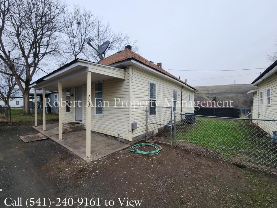 203 SE 17th St in Pendleton, OR - Building Photo