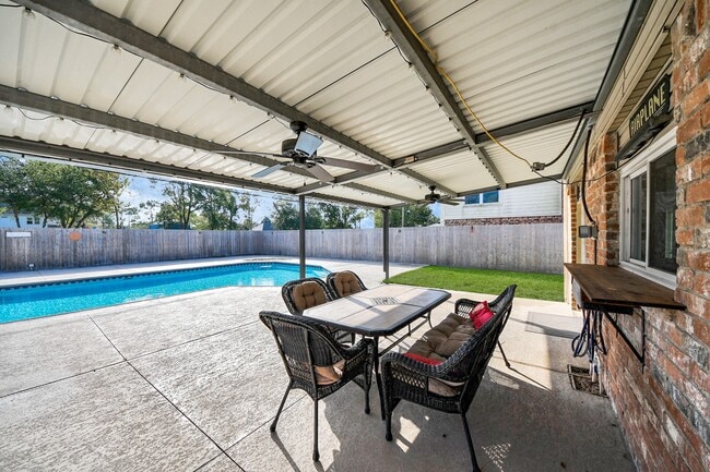 property at 601 E Castle Harbour Dr