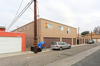 Tamarack Villas in Fullerton, CA - Foto de edificio - Building Photo