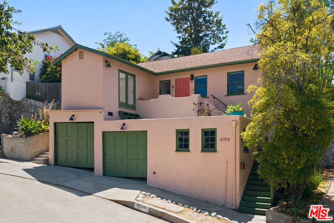 6196 Oak Crest Way in Los Angeles, CA - Building Photo