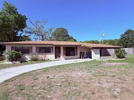 1219 Julian Ln Dr in Tampa, FL - Building Photo