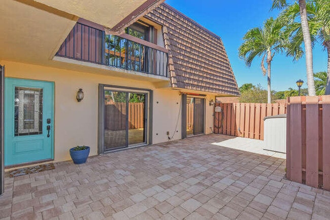 11 Atrium Cir in Atlantis, FL - Foto de edificio - Building Photo