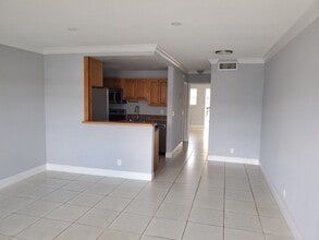 2100 Diana Dr, Unit Linda Vista in Hallandale Beach, FL - Building Photo - Building Photo