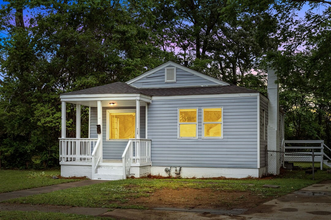 728 39th Pl in Fairfield, AL - Building Photo