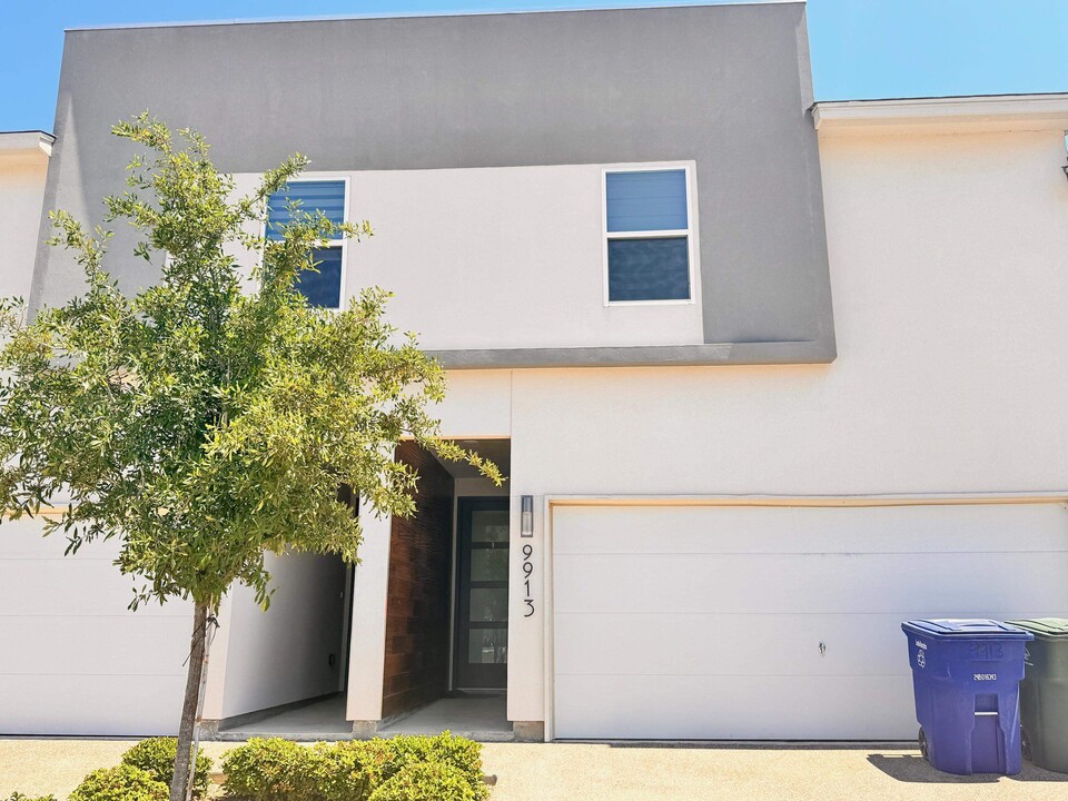 9913 Kaspar Dr in Laredo, TX - Foto de edificio