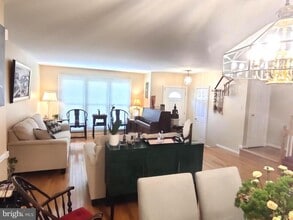 7212 Burton Hill Ct in Springfield, VA - Building Photo - Building Photo
