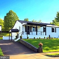 6065 Munson Hill Rd in Falls Church, VA - Building Photo