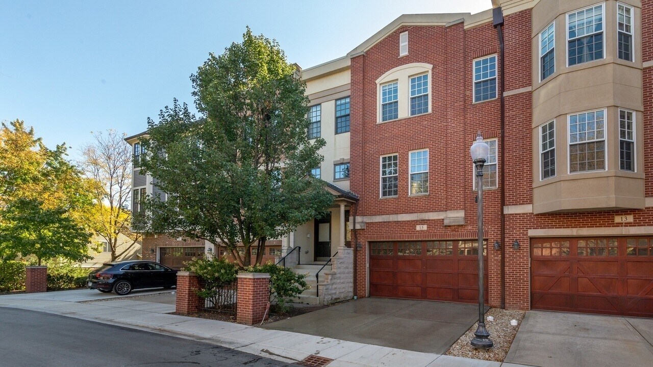 15 Virginia Pky in Schaumburg, IL - Building Photo