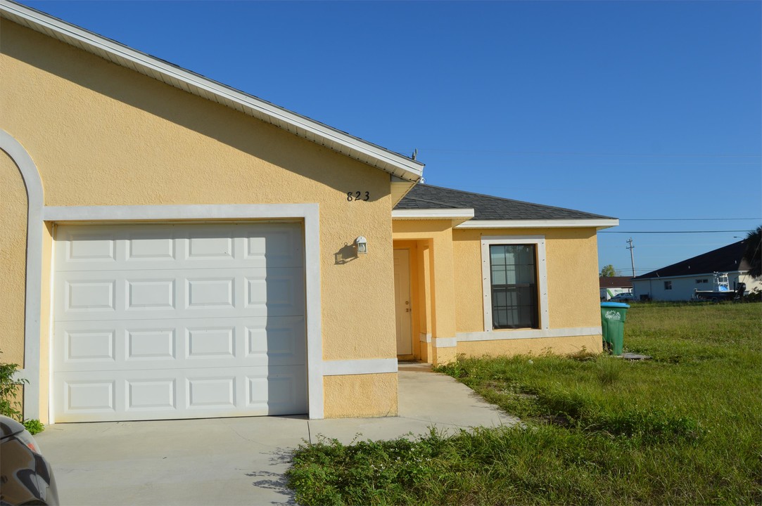 823 SW 32nd Terrace-Unit -1 in Cape Coral, FL - Foto de edificio