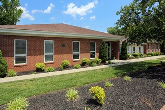 Cottages at Greensboro in Greensboro, NC - Foto de edificio - Building Photo