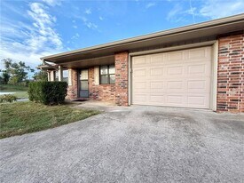 2613 W Oak St in Rogers, AR - Building Photo