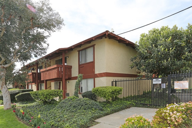 Tara Woods Garden Apartments in Canoga Park, CA - Building Photo - Building Photo