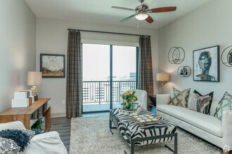 913 Piney Point Rd in Houston, TX - Foto de edificio - Building Photo
