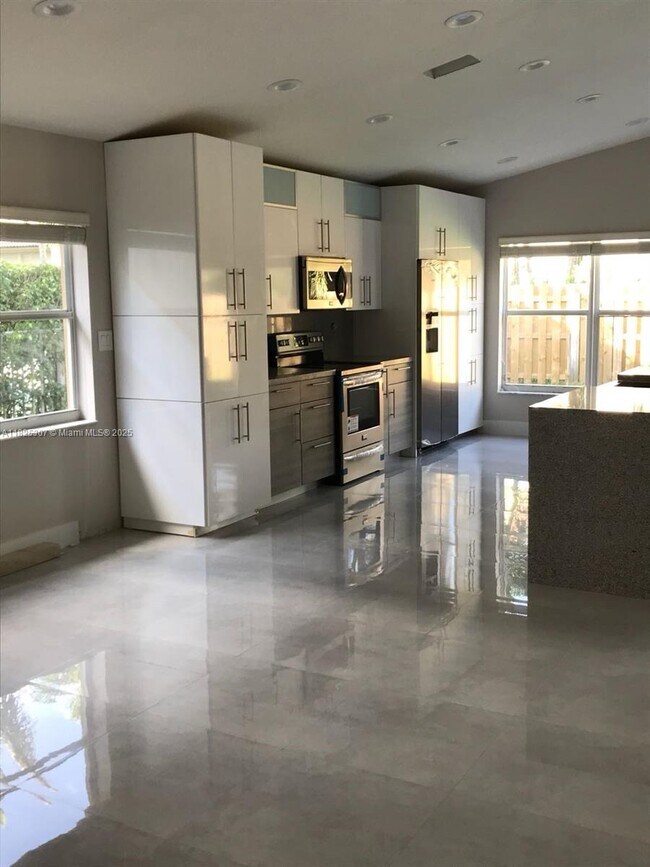 16725 Sapphire Ct in Weston, FL - Building Photo - Building Photo