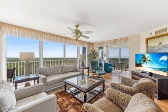 6361 Pelican Bay Blvd in Naples, FL - Foto de edificio - Building Photo