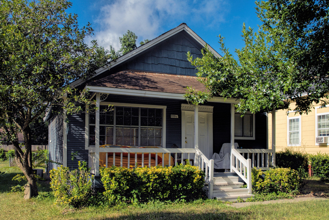 111 1/2 Runnels Street in Willis, TX - Foto de edificio