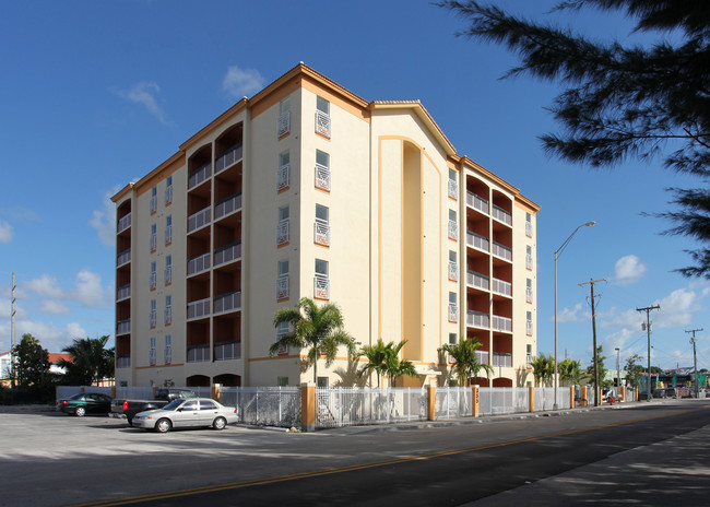 Villa Luna in Hialeah, FL - Building Photo - Building Photo