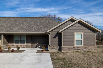 100 Crowder Ave in Gentry, AR - Building Photo - Building Photo