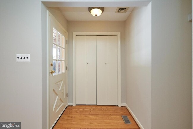 500 Springvale Rd in Great Falls, VA - Foto de edificio - Building Photo