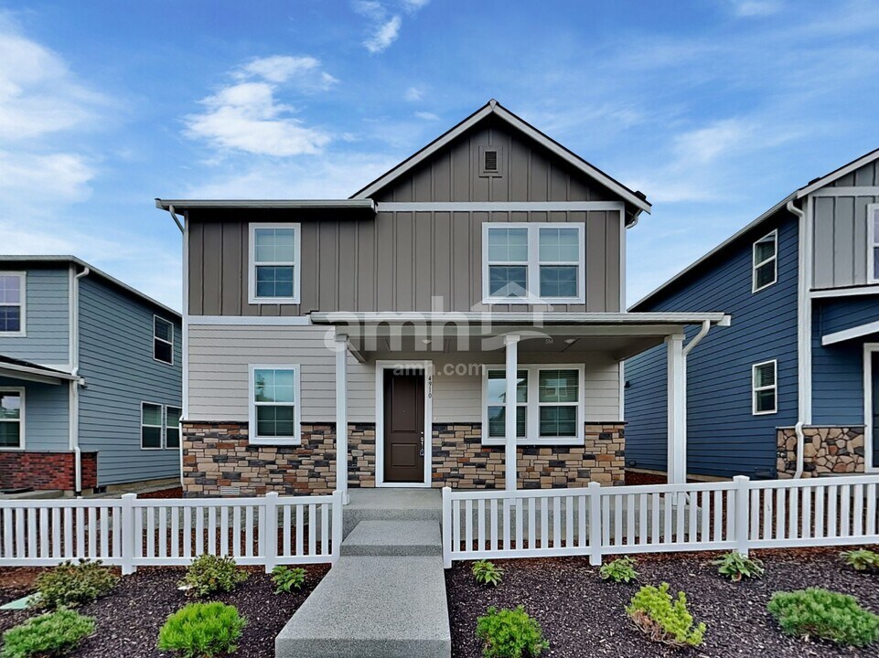 4910 87th Ave NE in Marysville, WA - Foto de edificio