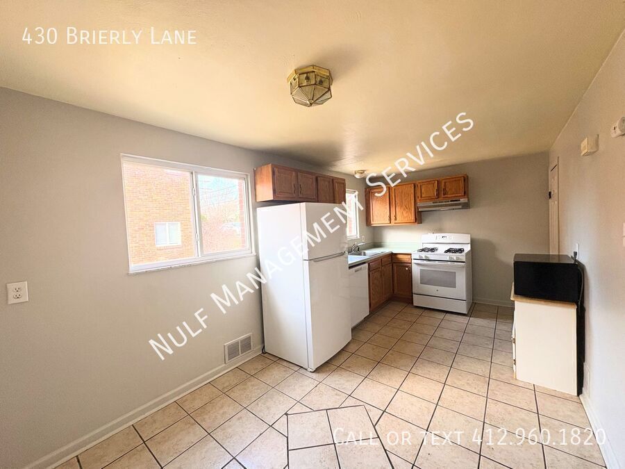 430 Brierly Ln in West Mifflin, PA - Building Photo