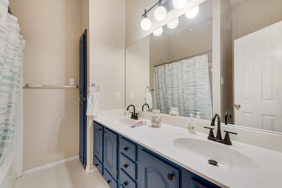 1300 Winnipeg Dr in Lewisville, TX - Building Photo