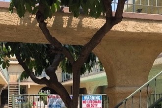 318 W Chevy Chase Dr in Glendale, CA - Building Photo - Building Photo