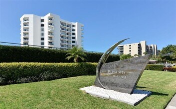 1050 Longboat Club Rd in Longboat Key, FL - Building Photo - Building Photo