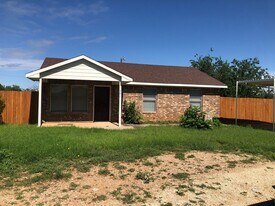 301 Thornton St in Merkel, TX - Building Photo