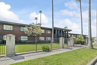 Wilshire Court Apartments in Stockton, CA - Building Photo - Building Photo